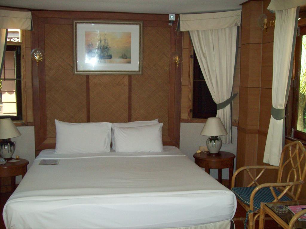 Hotel Aunchaleena Front Resort, Koh Chang Bang Bao Beach