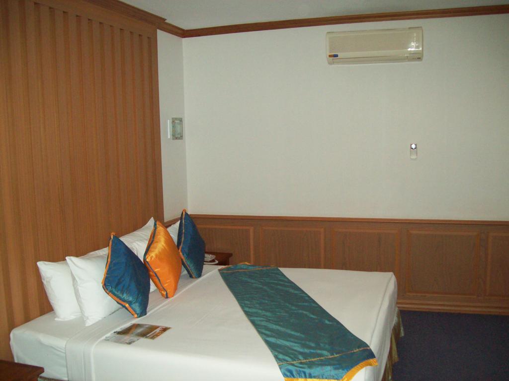 Aunchaleena Front Resort, Koh Chang Bang Bao Beach