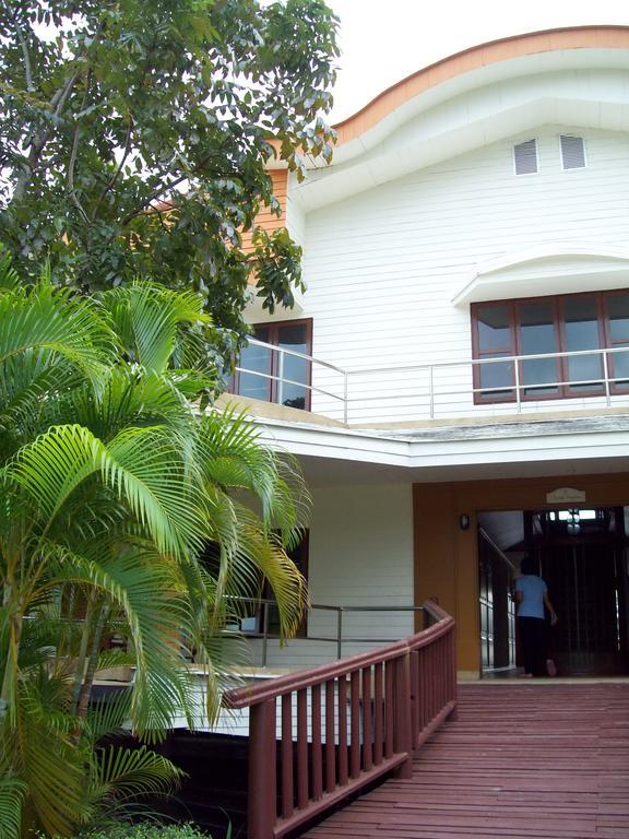 Aunchaleena Front Resort, Koh Chang Bang Bao Beach
