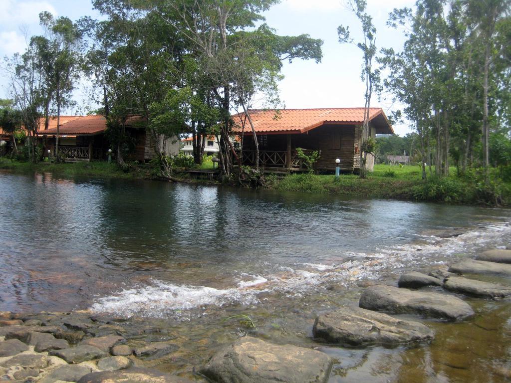 Aunchaleena Front Resort, Koh Chang Bang Bao Beach