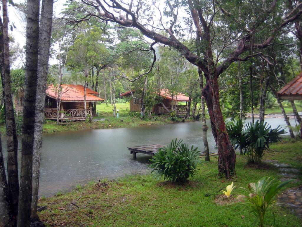 Hotel Aunchaleena Front Resort, Koh Chang Bang Bao Beach