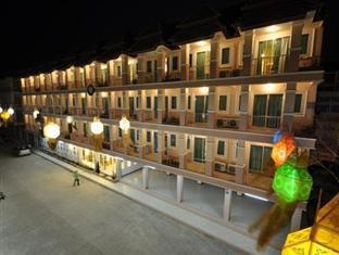 Piyapetch Place