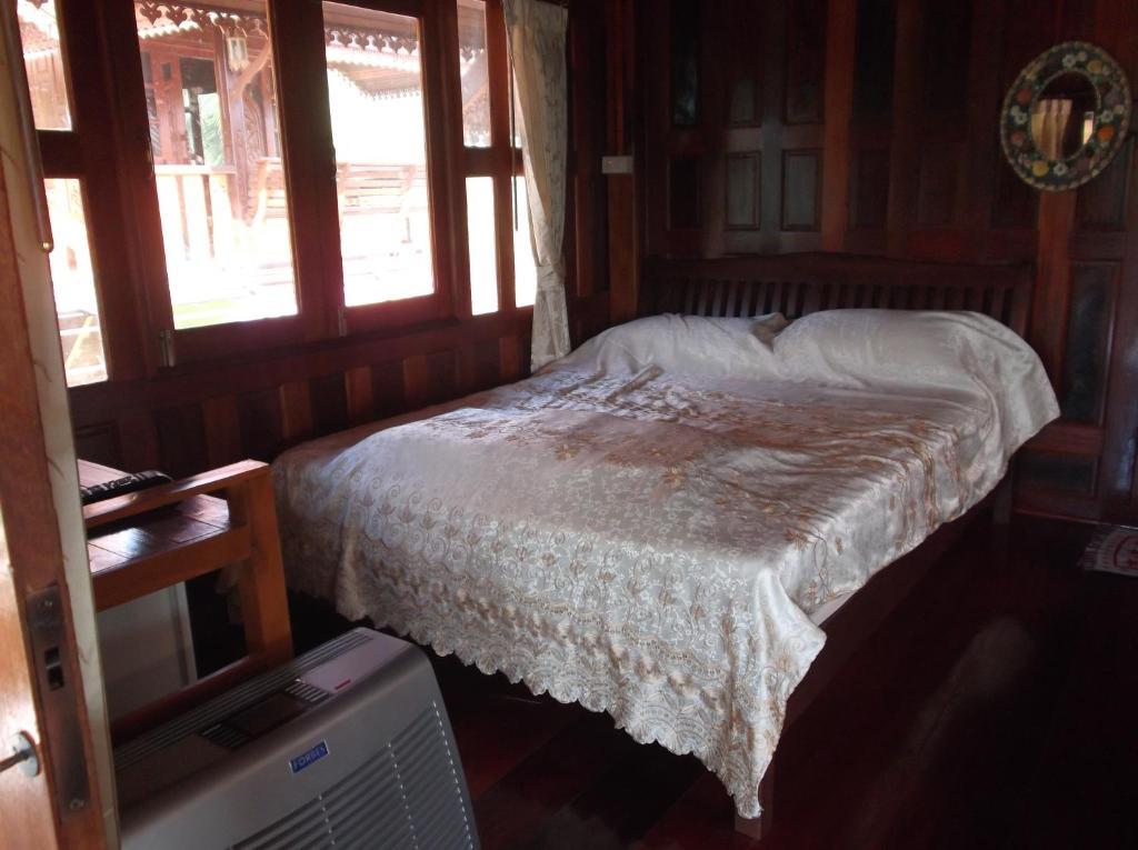 Ruenthai Rimnam Guest house Surat Thani