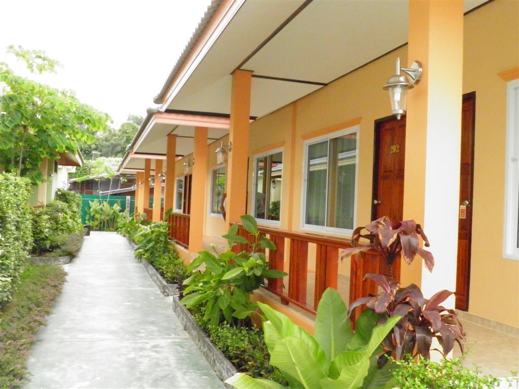 Ruen Narisra Hotel 2*