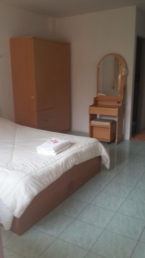 Malee Beach Guest House 2*