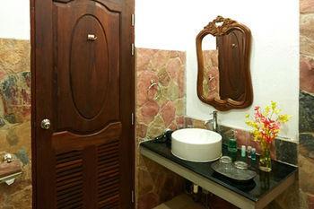 Sara Beachfront Boutique Hotel 4*