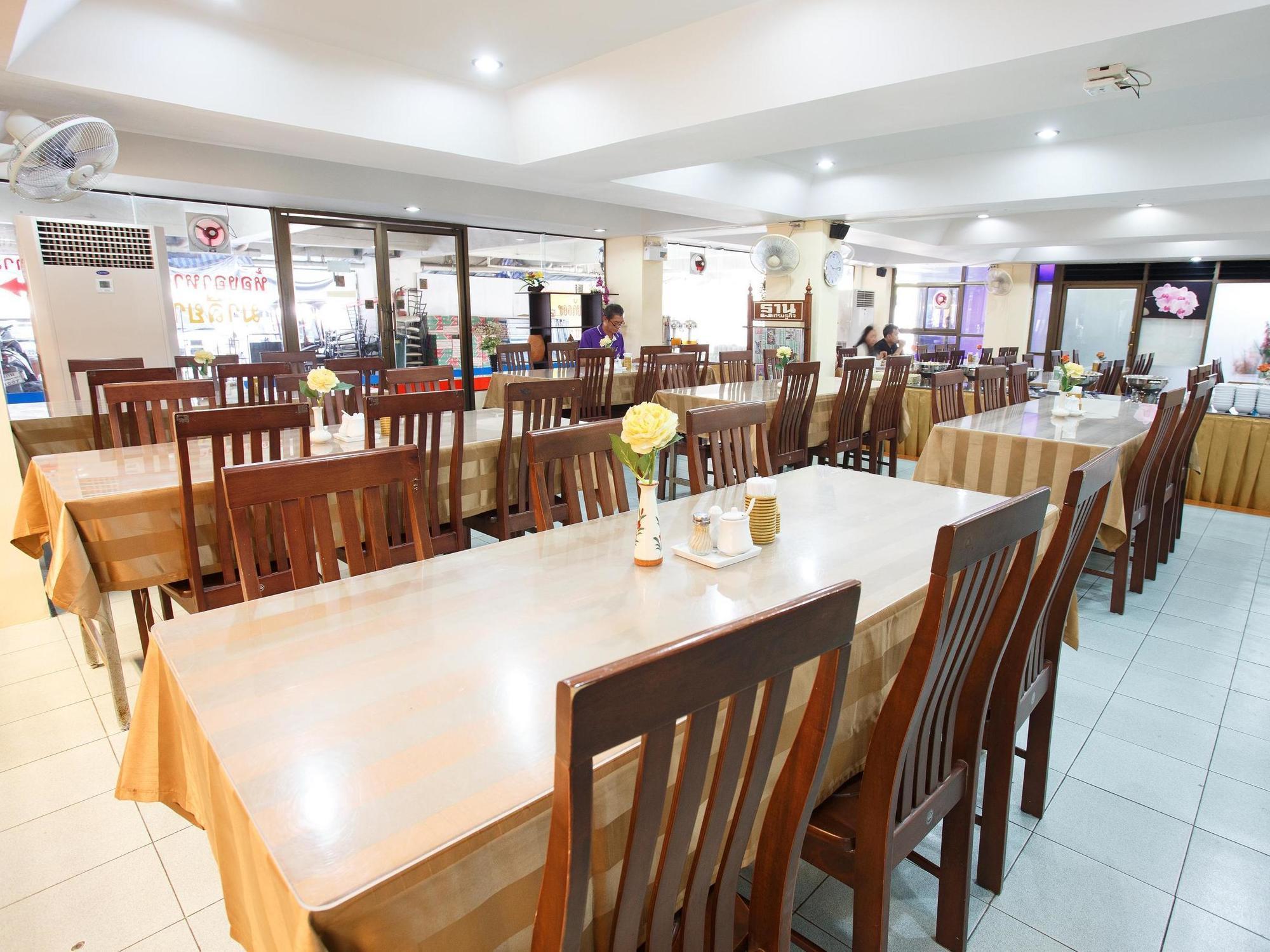 Regent Ngamwongwan Hotel 3*