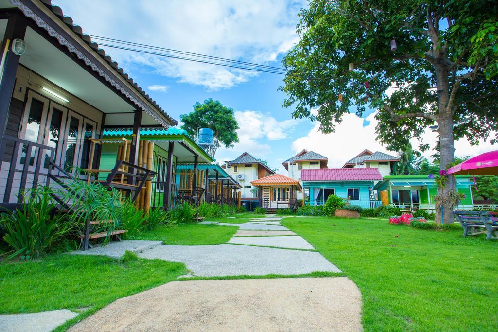 Revolution Hostel *