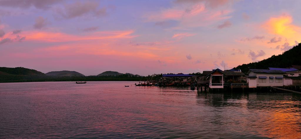 Tongtomyai *