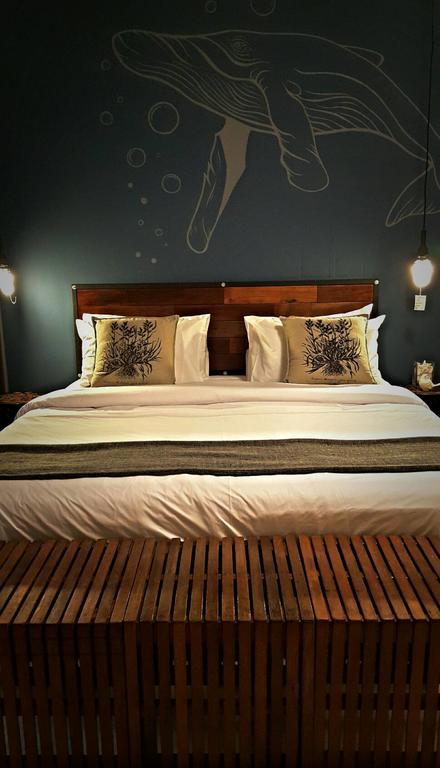 Guestroom 401 *