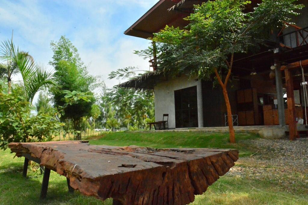 Baan Nork บ้านนอก * Nong Nam Daeng