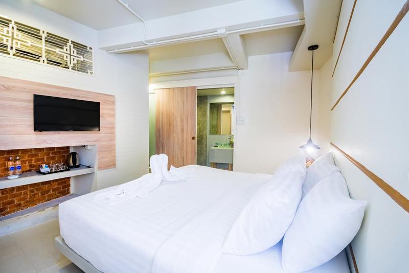 Hotel October
