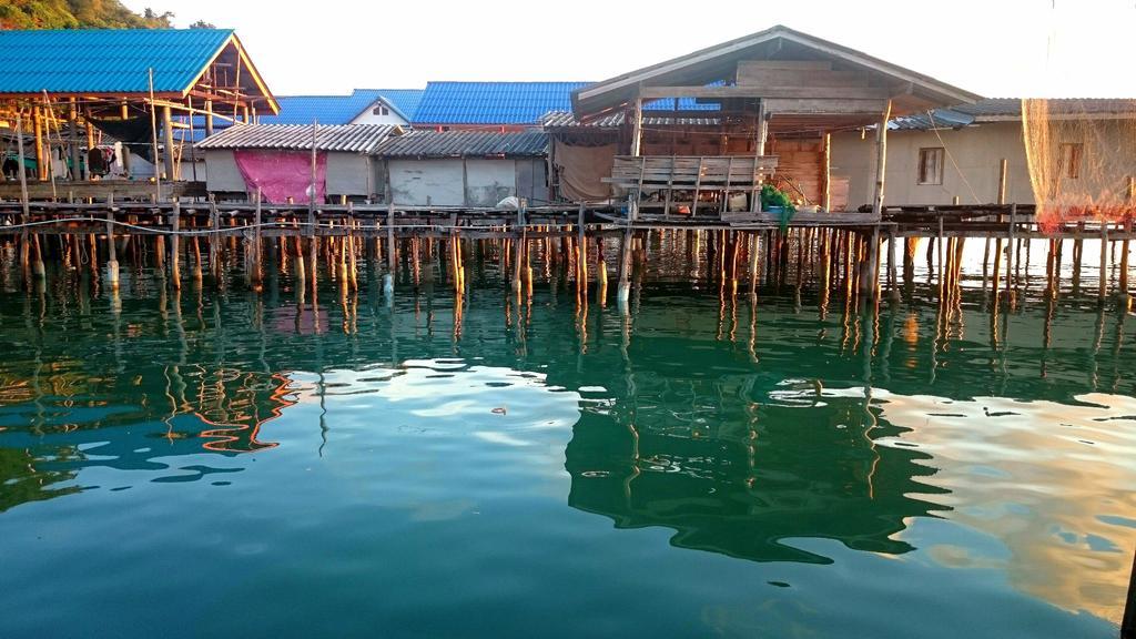 Tongtomyai *