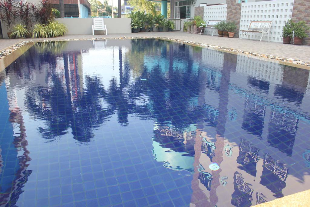 Inn Lomsabai Bang Saen