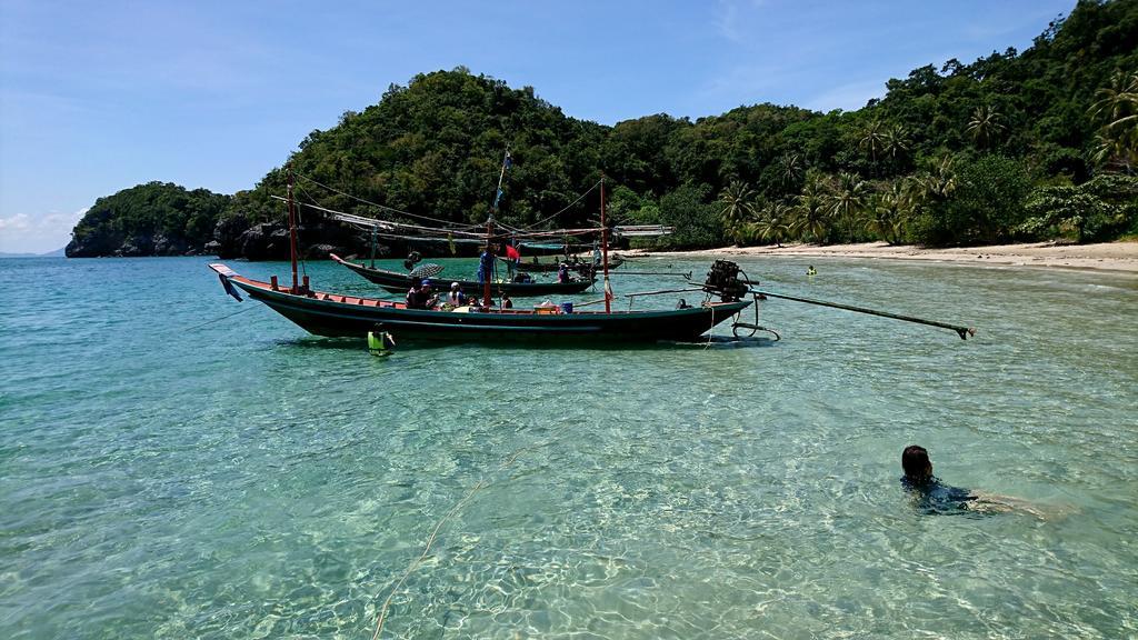 Tongtomyai *