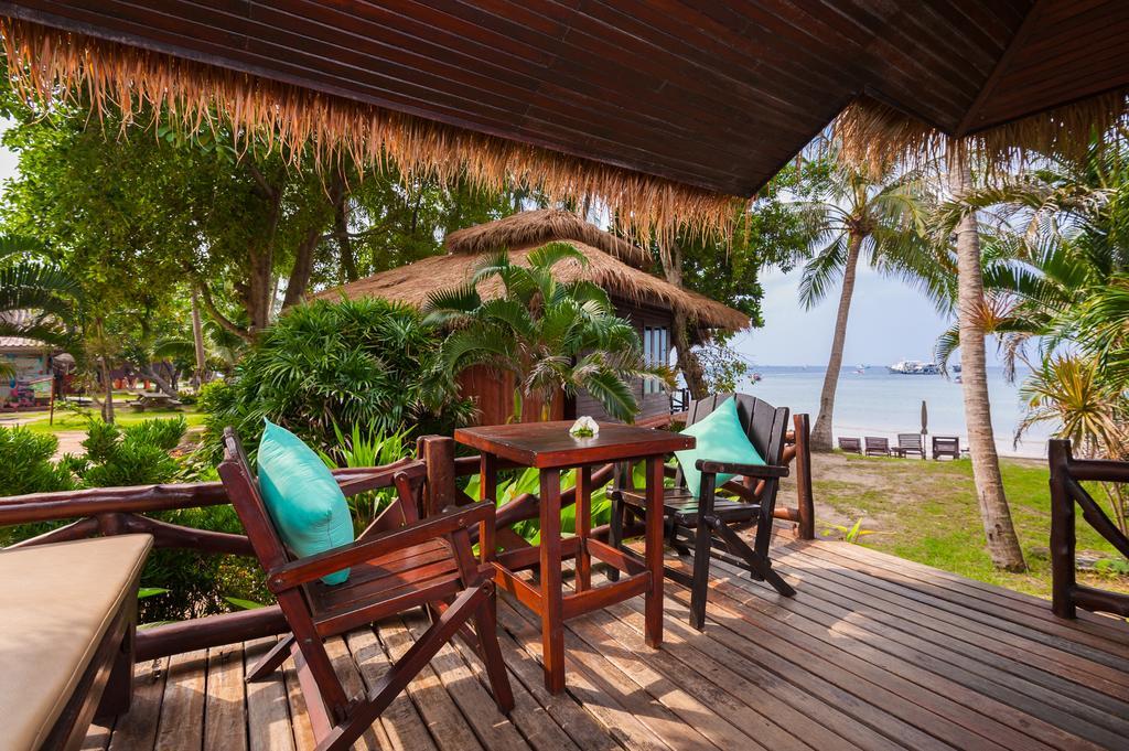 Resort Palm Leaf