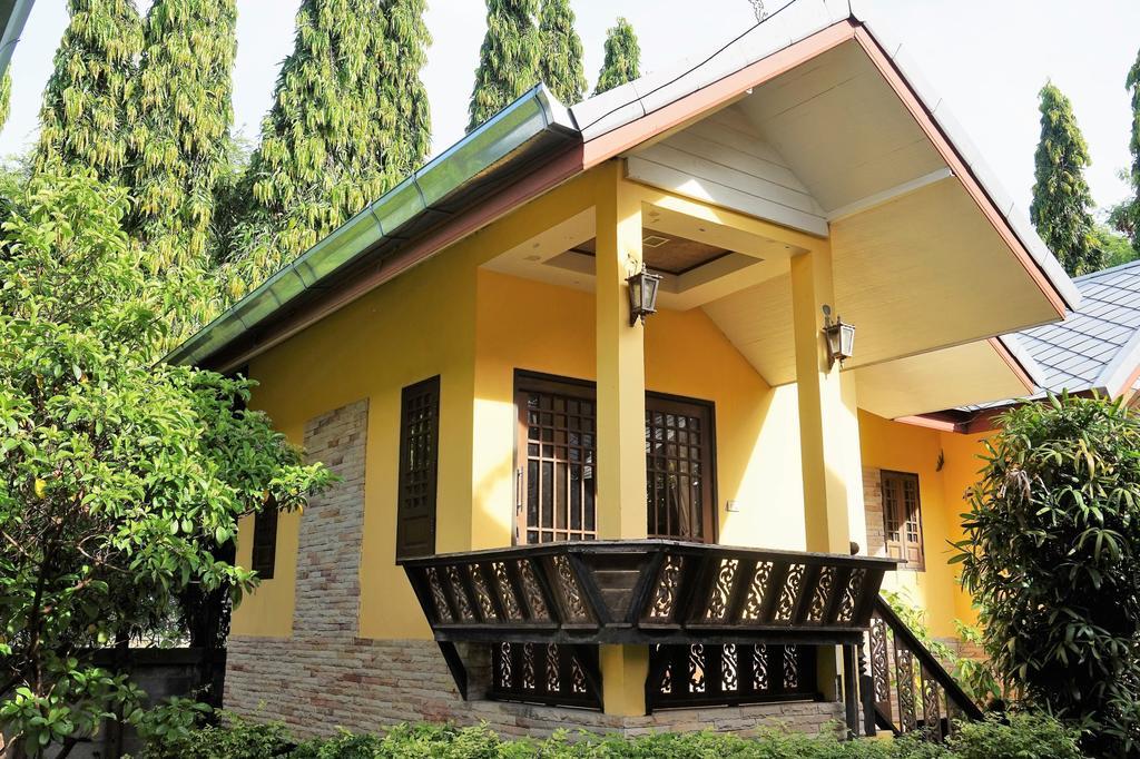 Villa Fueangfu Villa *