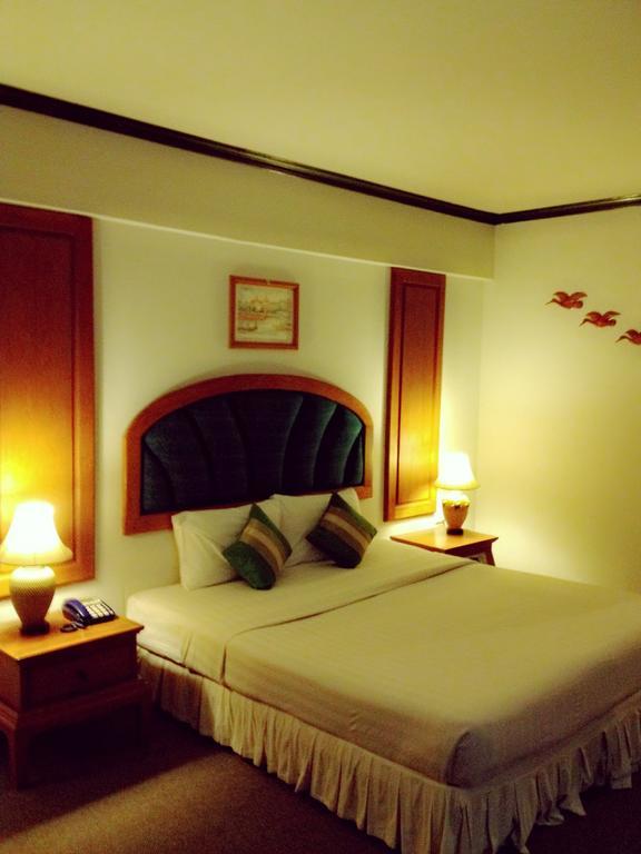 Hotel Thepnakorn 3*