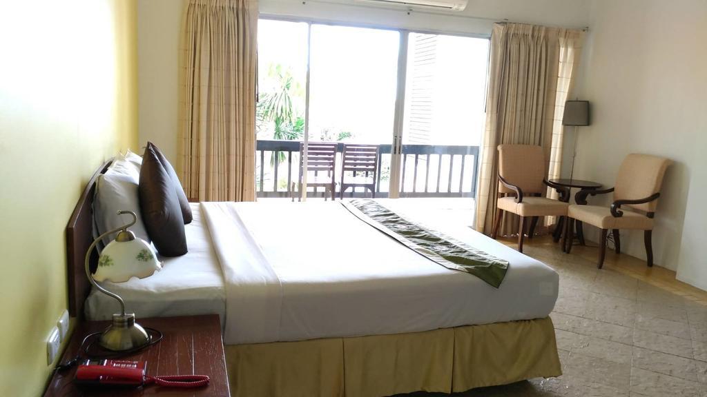 Golden Pine Resort Pran Buri