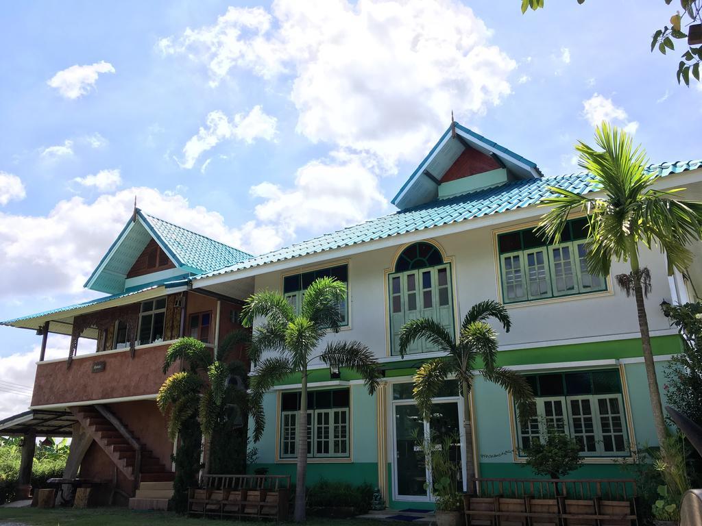 Heun Baan Rong Khun Chiang Rai