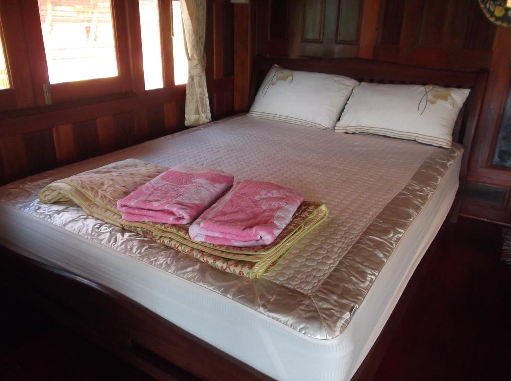 Ruenthai Rimnam Guest house