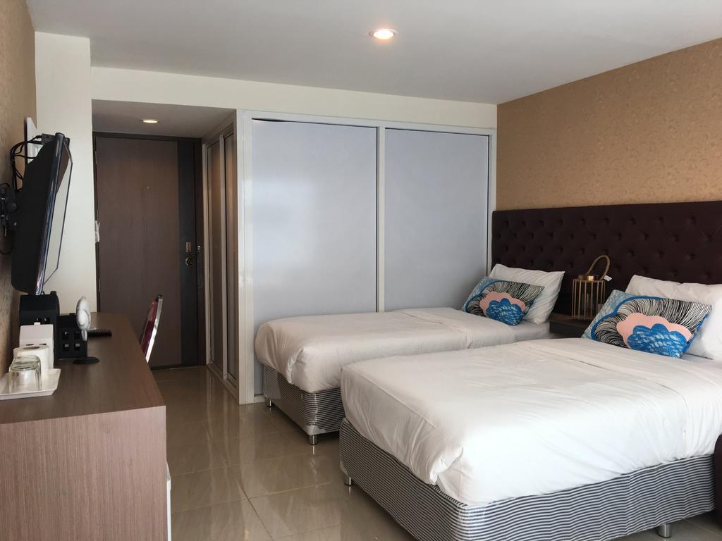 Hotel Pool Lay 3*