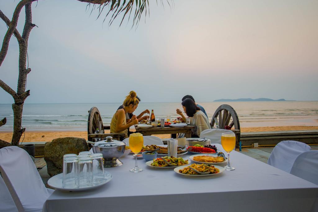 The Uncle And Seaside Bang Saphan Noi