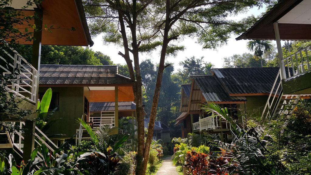 Khao Sok Jungle Huts Resort