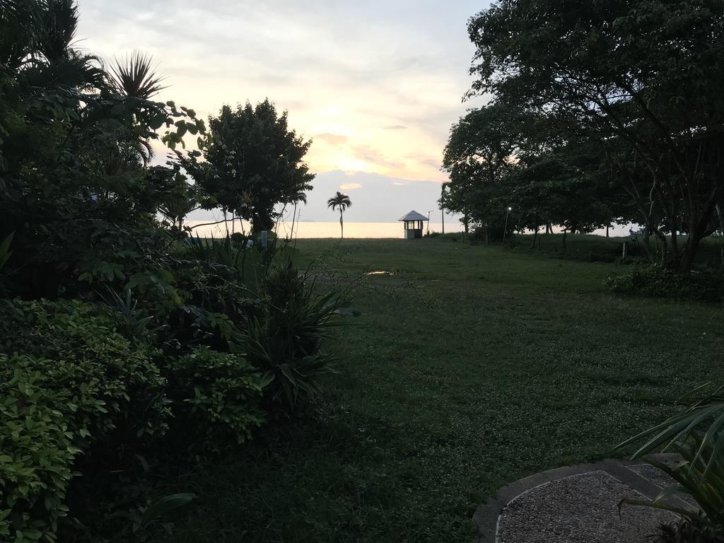 Baan Dhewaran Beachfront Pousada
