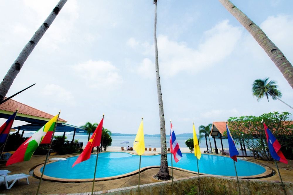 Adang Island Hotel 3*