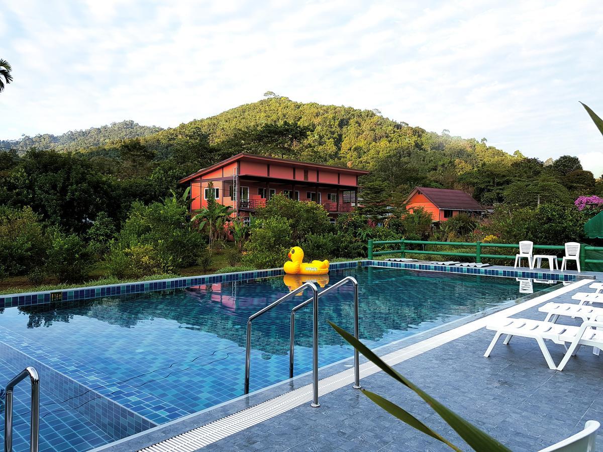 Khao Sok Country Hotel 2*