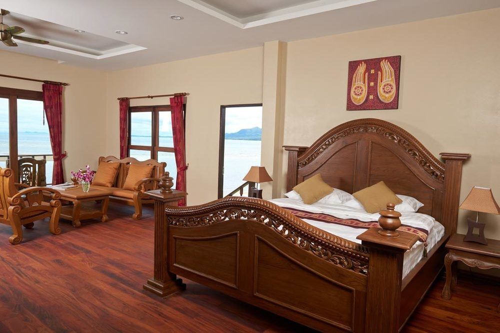Sara Beachfront Boutique Hotel 4*