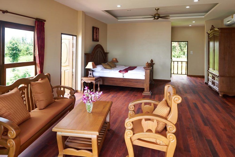Sara Beachfront Boutique Hotel 4*