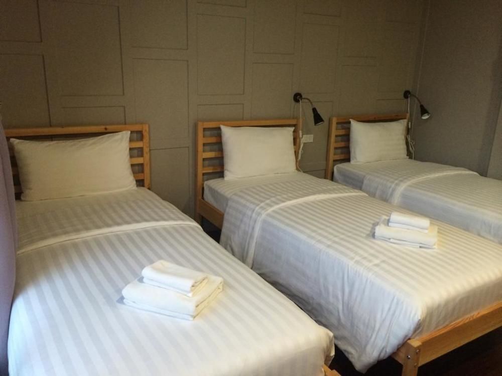 Hostel Dorm Of Happiness By Tharaburi *