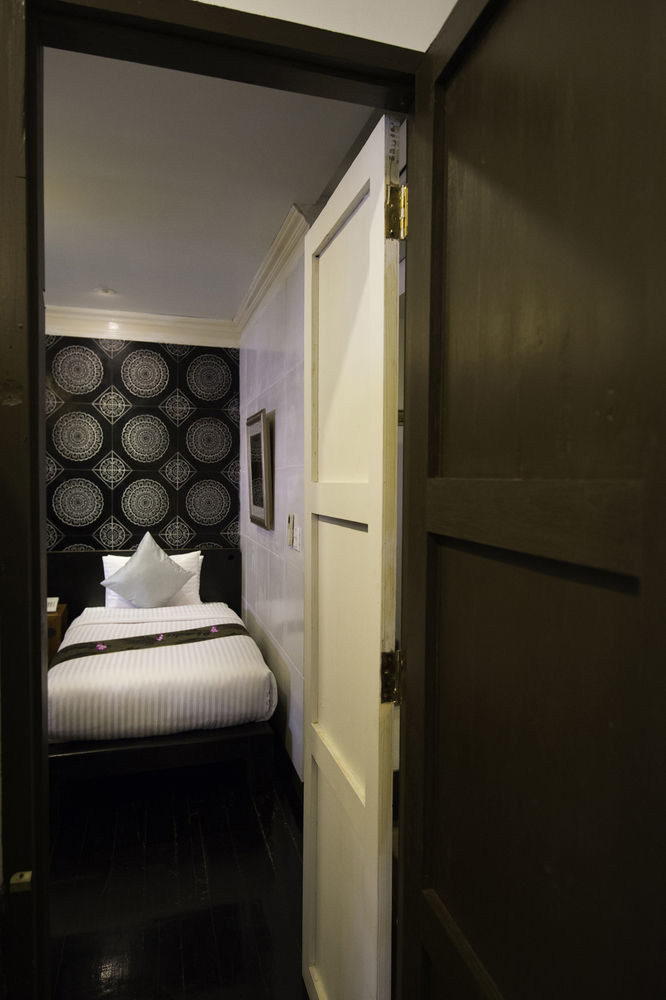Hostel Dorm Of Happiness By Tharaburi