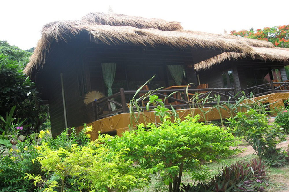 Resort Palm Leaf 3*
