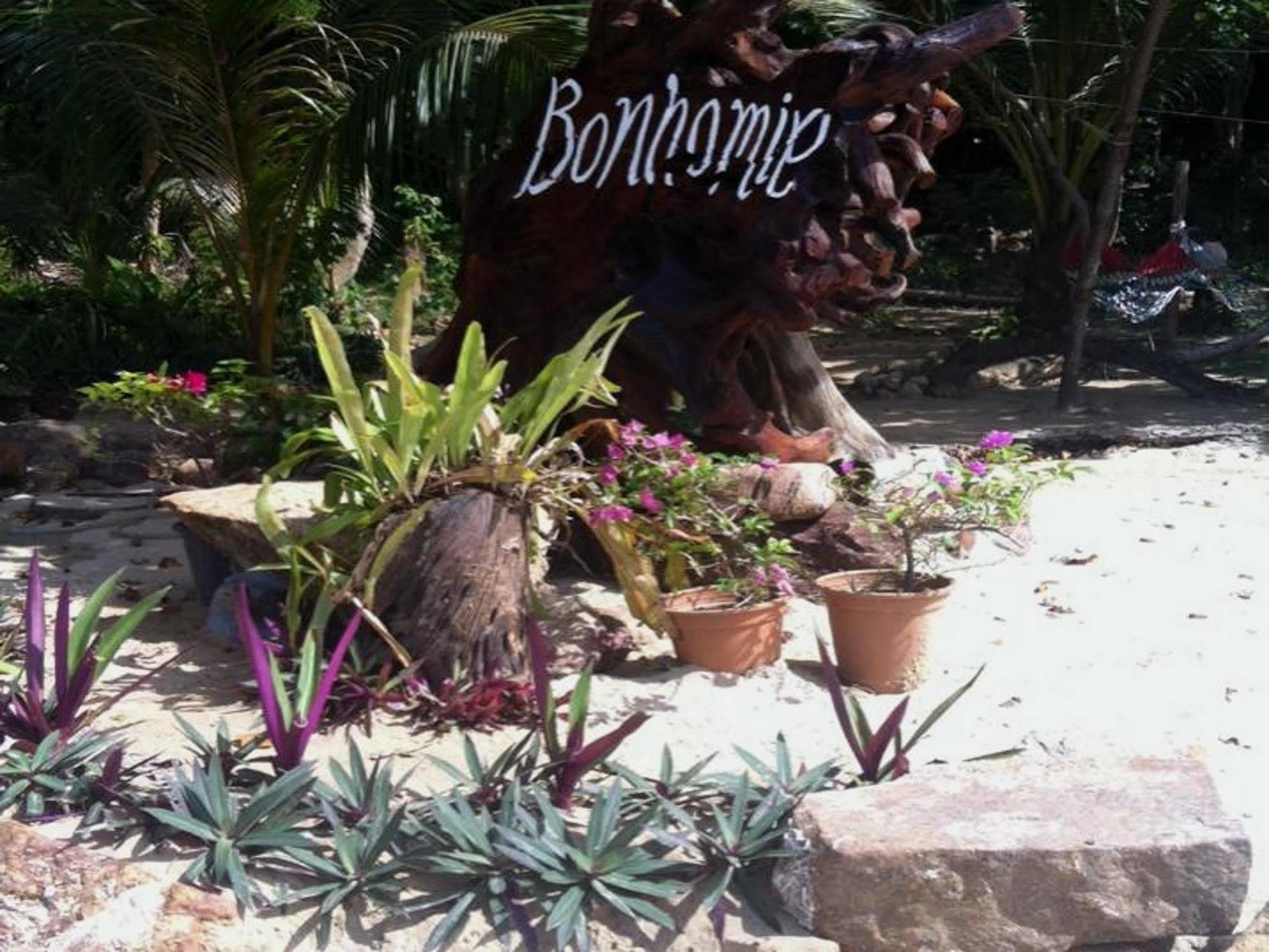 Hotel Bonhomie Beach