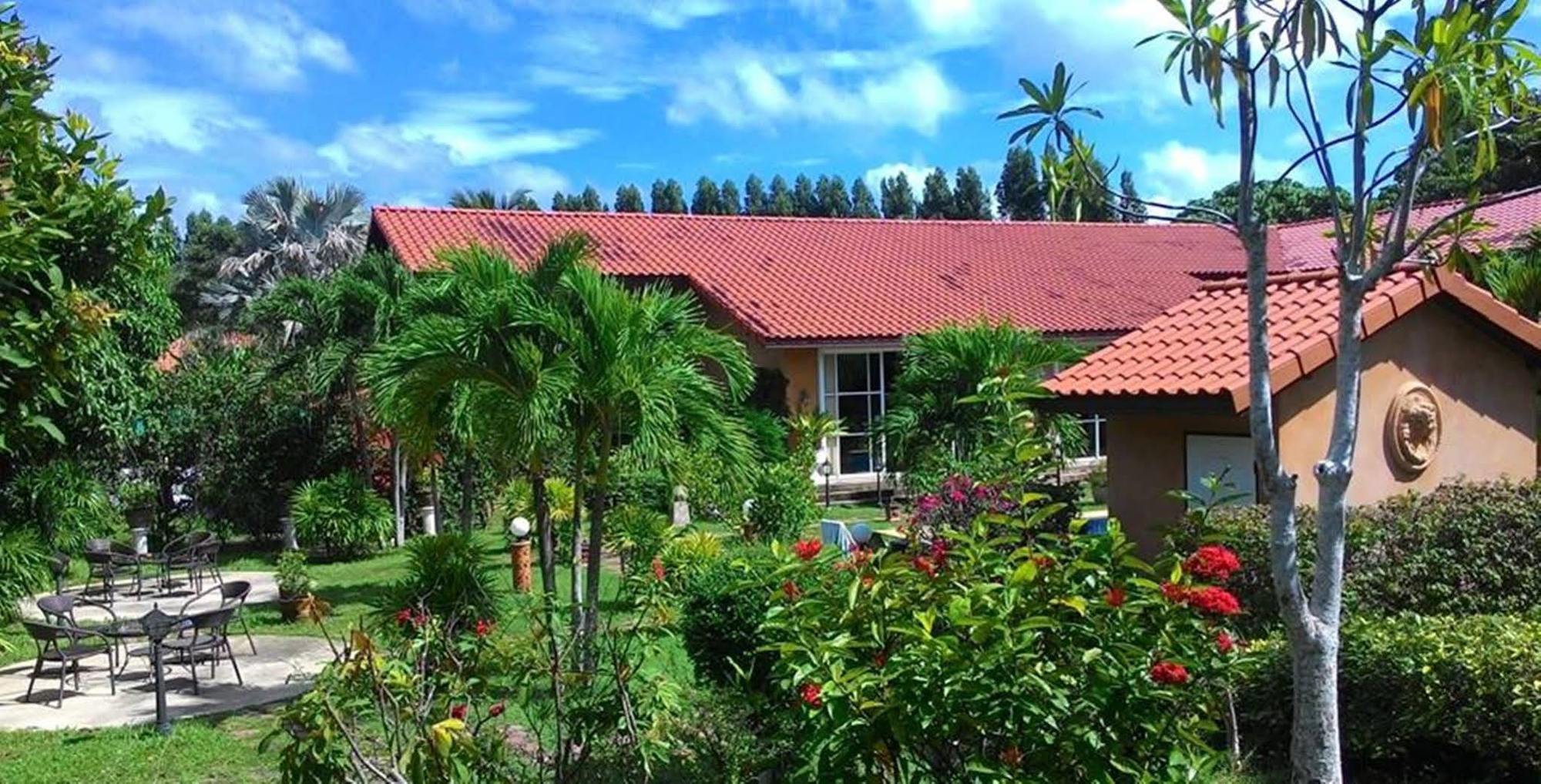 Pictory Garden 4*