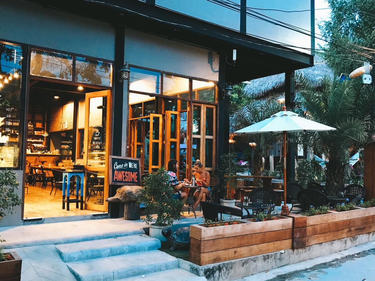 Bloom Cafe & Hostel *