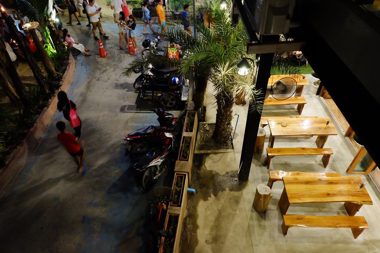 Hostel Bloom Cafe & *
