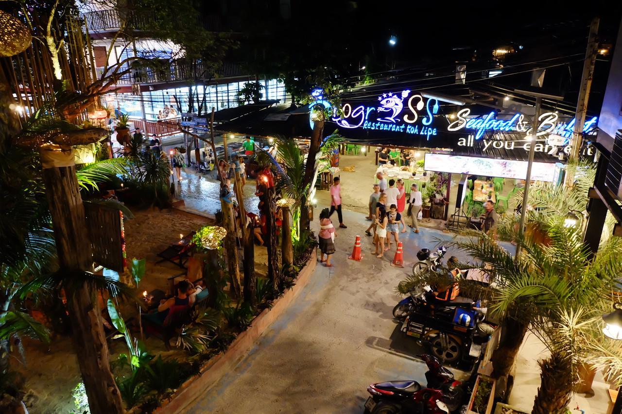 Bloom Cafe & Hostel *