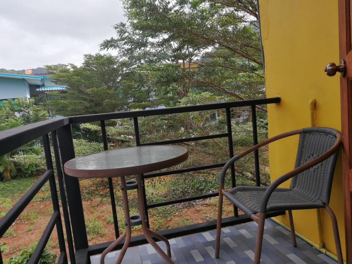 Baan Khaoneawdum Resort