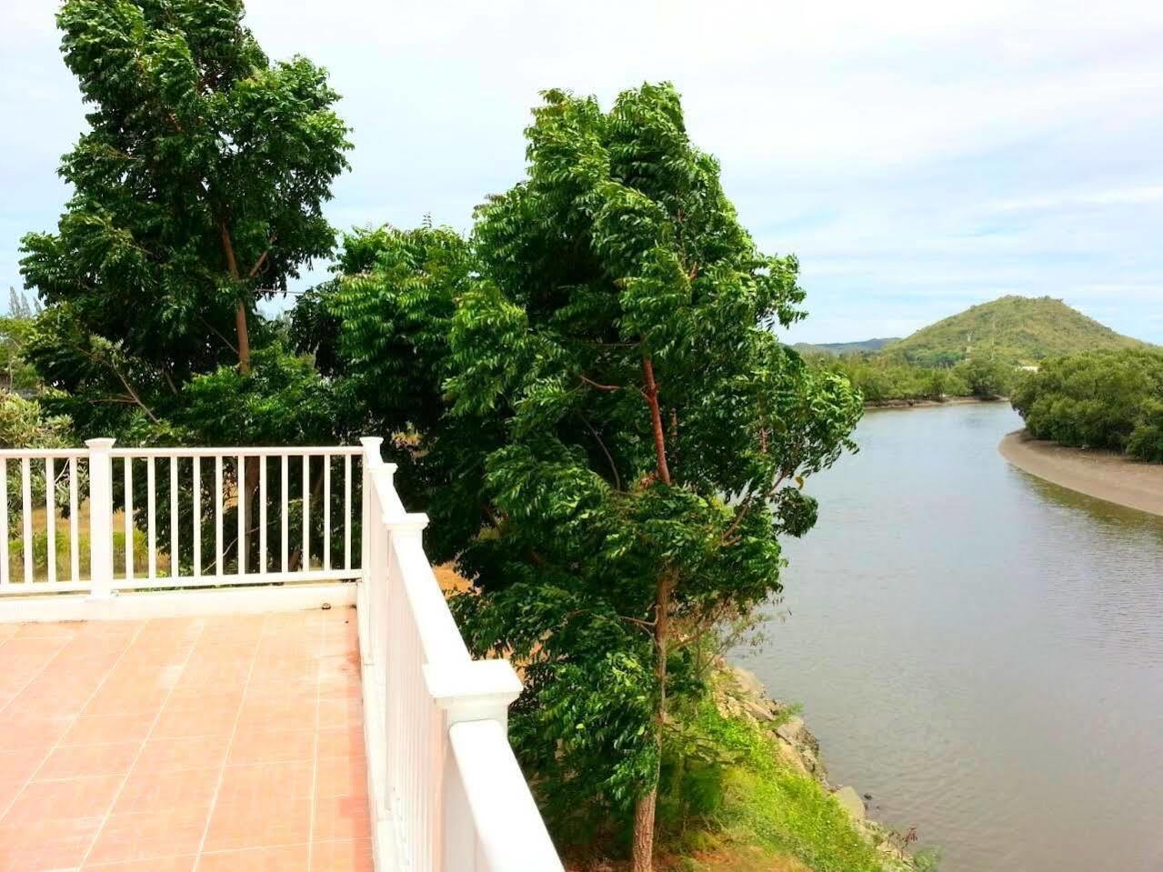 Hotel Pran River View
