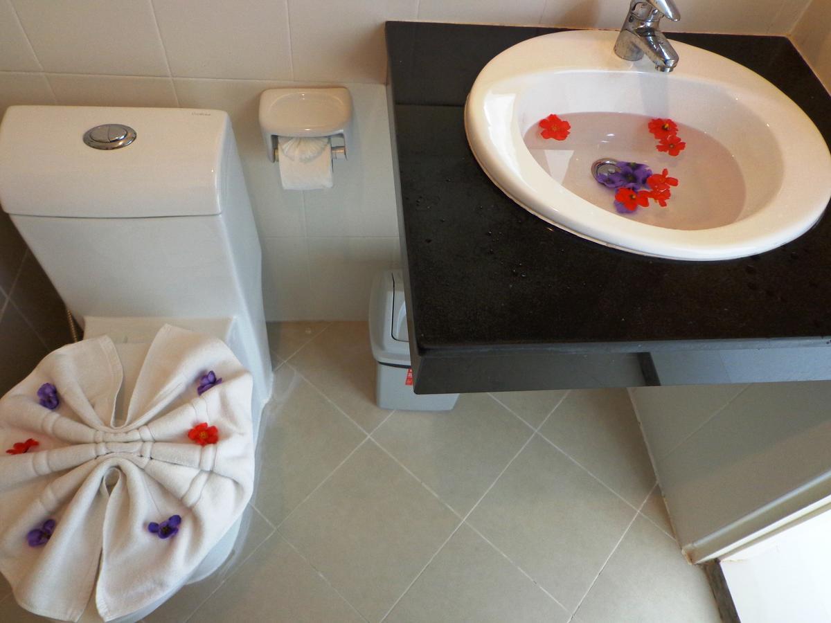 Red Sapphire Inn