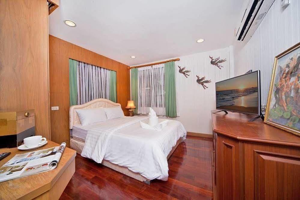 Baan Ruean Thai Villa *