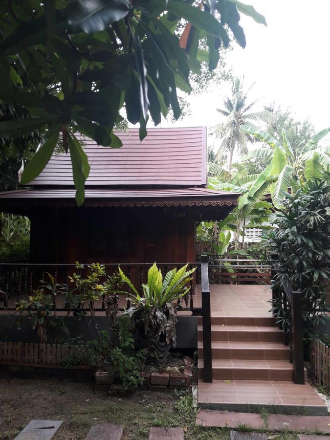 Baan Mai Chai Khlong Amphawa