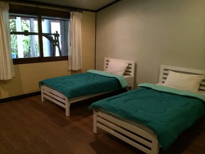 Baan Mai Chai Khlong Amphawa