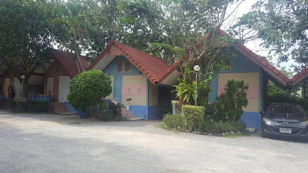 Haad Somboon House Resort *