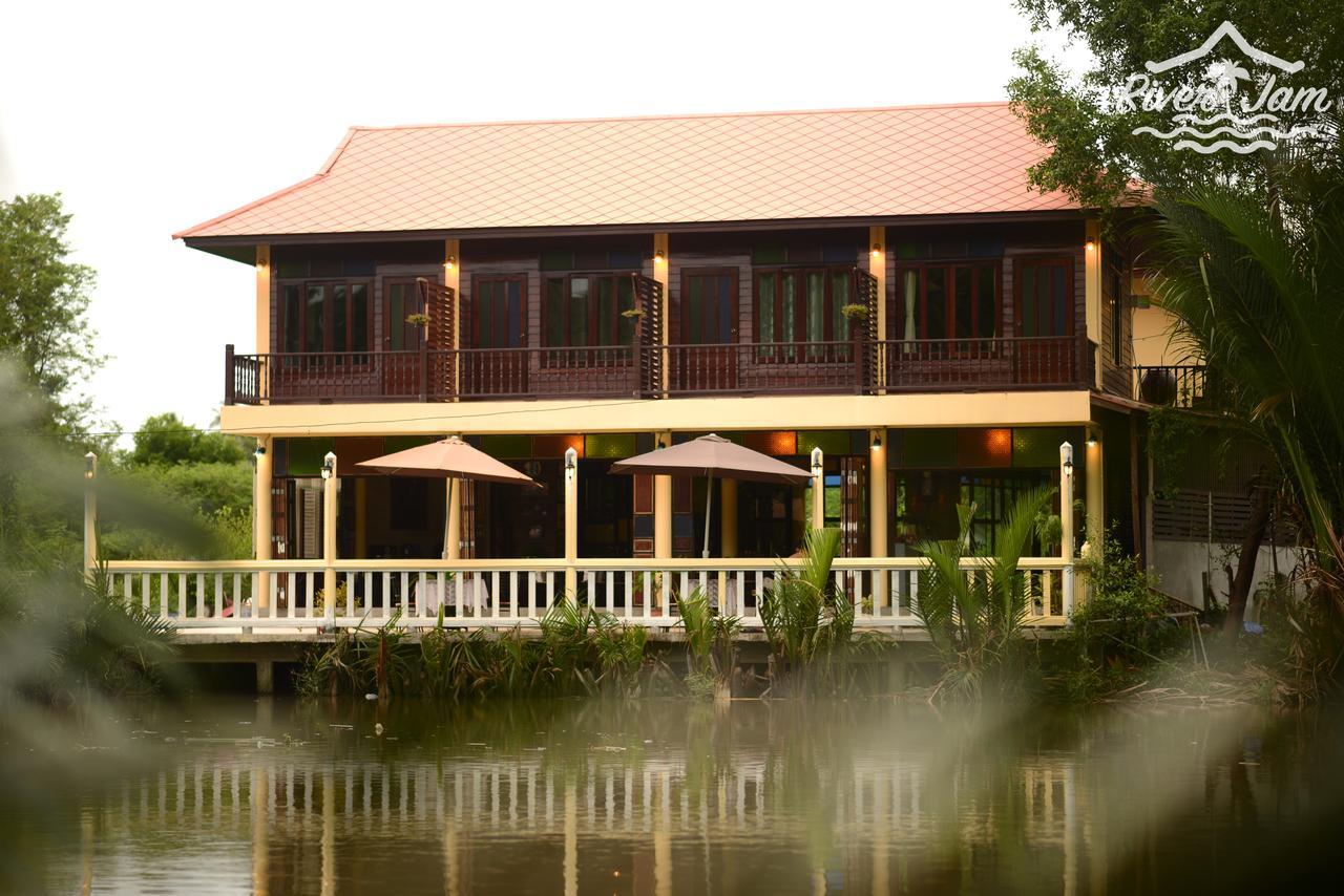 Resort River Jam Amphawa