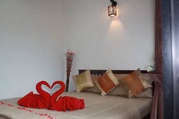 Noppharat & Backpacker Hostel *